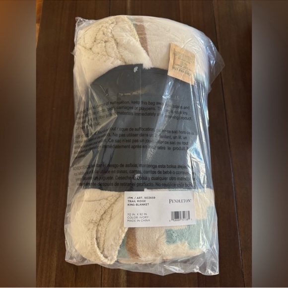 🎉LAST CHANCE🎉 Pendleton luxurious plush blanket - Picture 8 of 8
